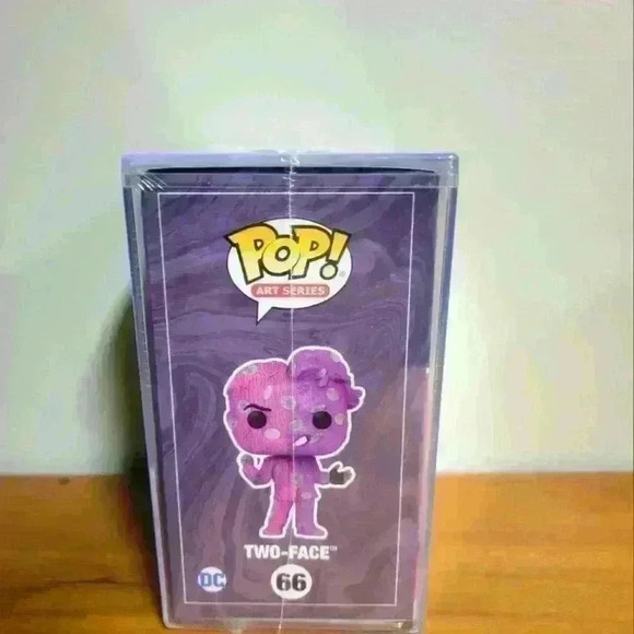 Funko pop Batman Forever art series Two-Face#66 with hard stack protector - Picture 4 of 6